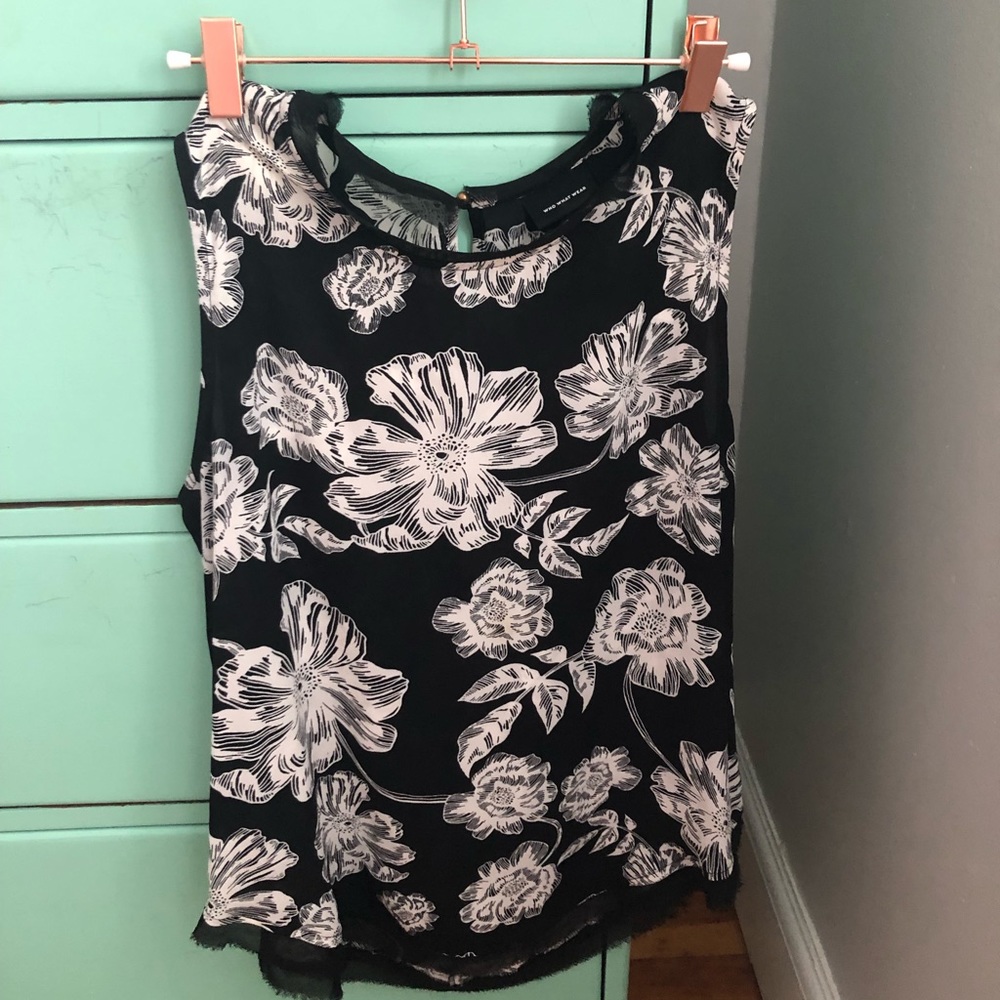 Shirttail Style Black/White Floral Tank - Picture 2 of 6
